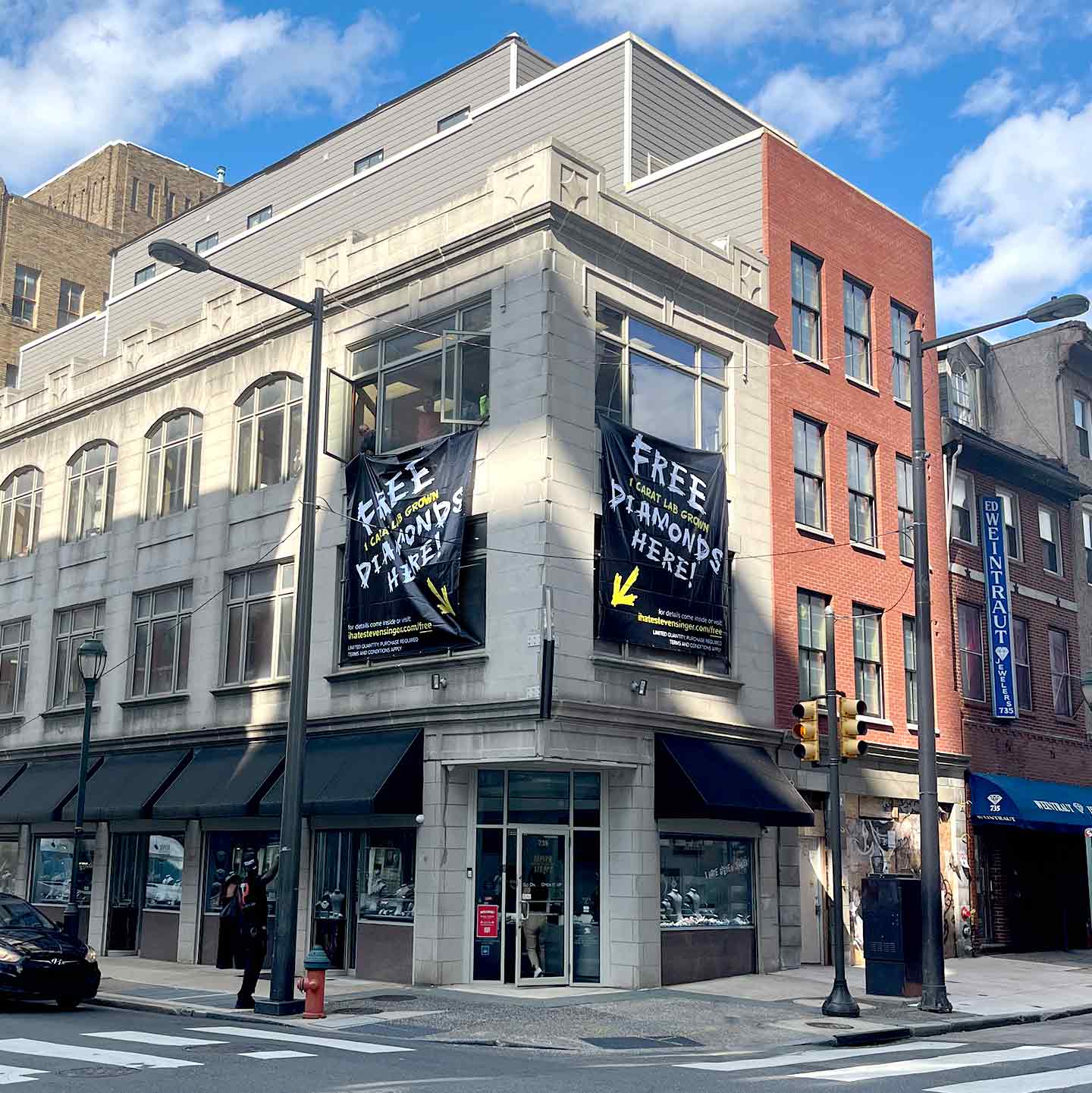 Picture of Steven Singer flagship store with promotional banners. Links to learn more about free lab grown diamond promotion.